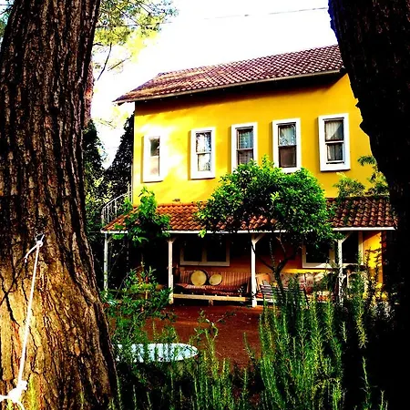 Konukevi Daphne House 2*