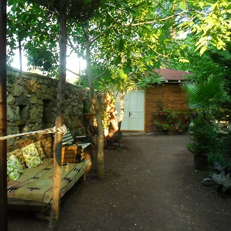 Konukevi Daphne House 2*